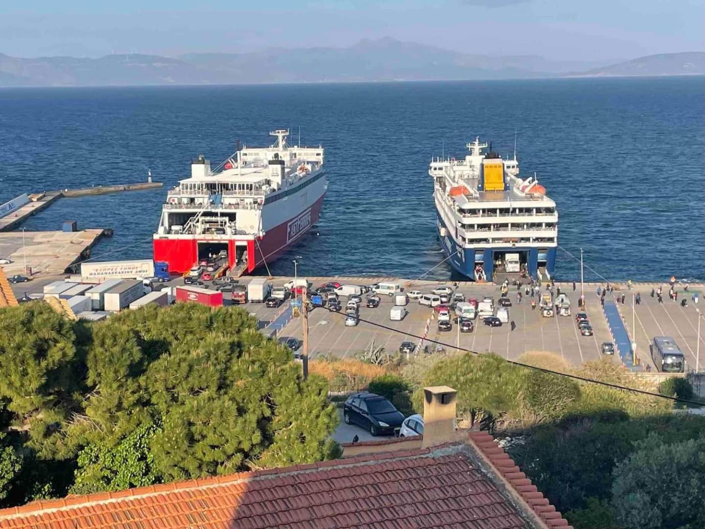 Ferienwohnung On The Port Rafína Exterior foto